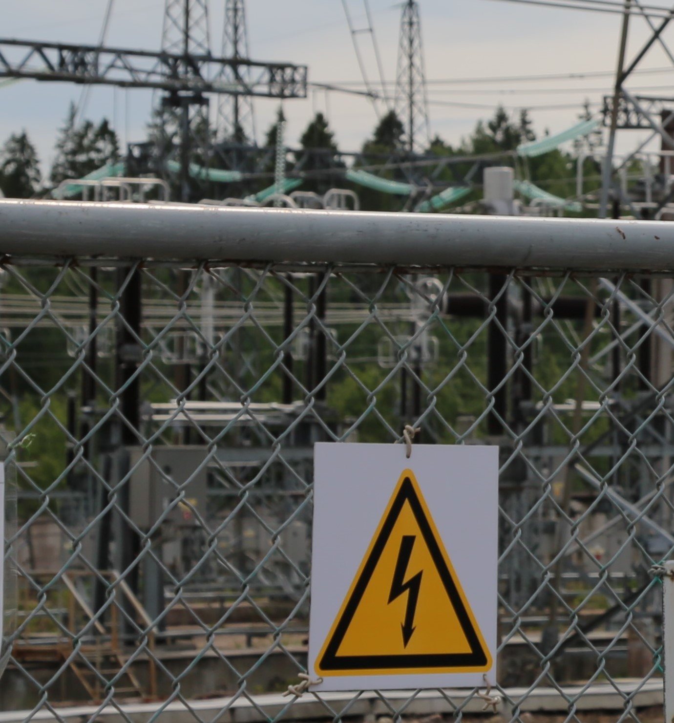 Филиал «Россети» - МЭС Северо-Запада напоминает о мерах безопасности при нахождении вблизи объектов электроэнергетики.