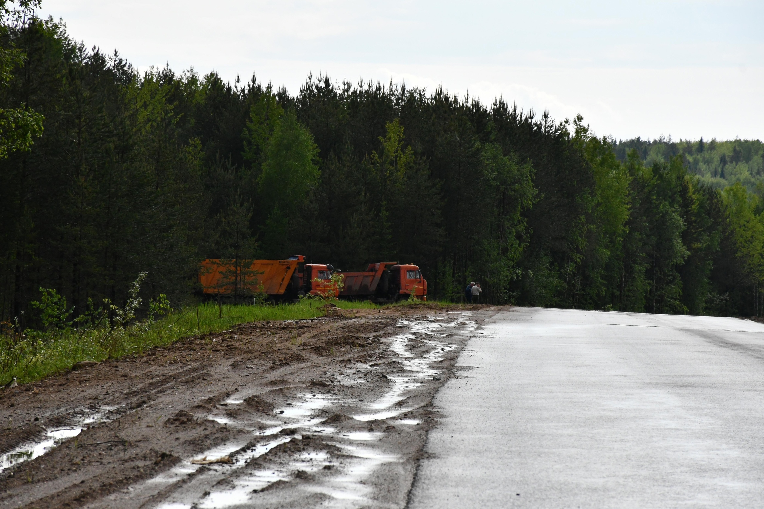 В Усть-Куломском районе продолжается ремонт участка дороги между сёлами Усть-Кулом и Помоздино.